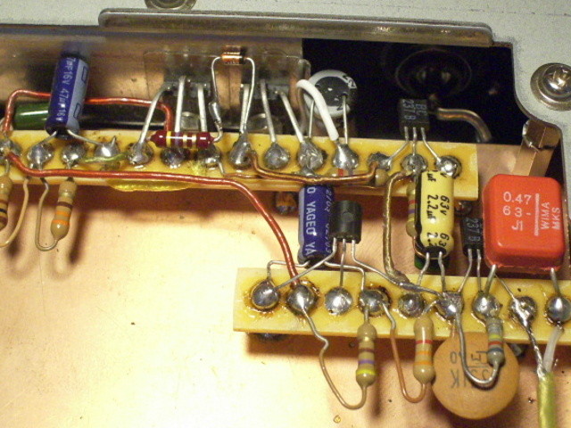 Foto eines frei verdrahteten Aufbaus des Komplementär-Gegentaktverstärkers