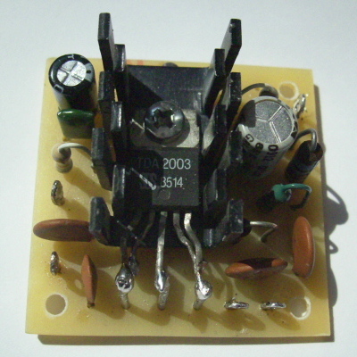 Beispielaufbau des Verstärkers mit dem IC TDA2003 (Foto)