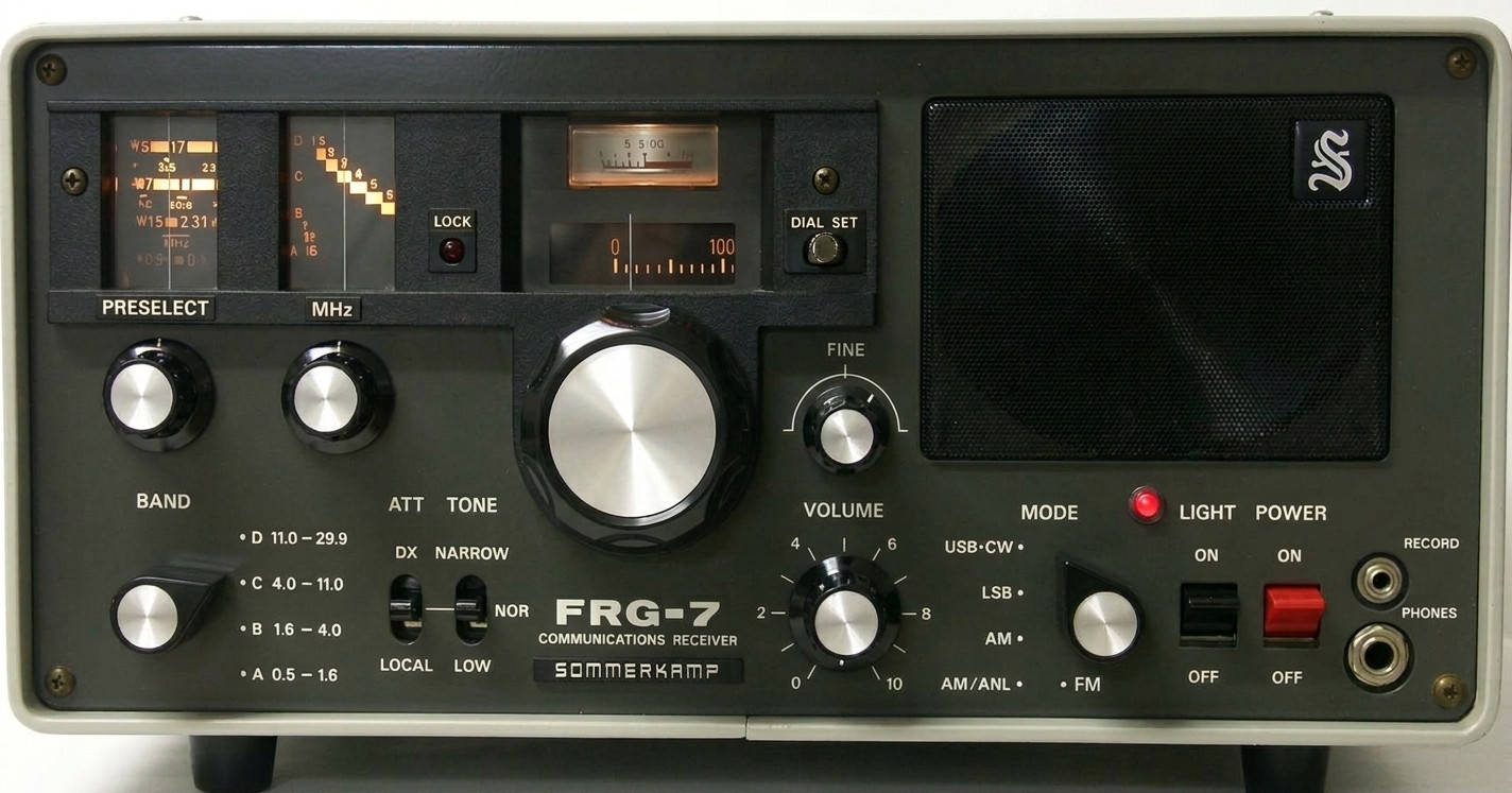 Sommerkamp-Empfänger FRG-7 (baugleich Yaesu) mit Nachrüstung für Schmalband-FM-Demodulation Frontansicht eines für FM-Empfang erweiterten Empfängers von Yaesu/Sommerkamp (Modell FRG-7), nun mit einen Mode-Schalter mit fünf Stellungen und entsprechender Beschriftung (FM)