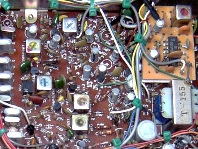 Foto, welches einen in ein CB-funkgerät eingebauten Demodulator zeigt, das ursprünglich nur für AM geeignet war.