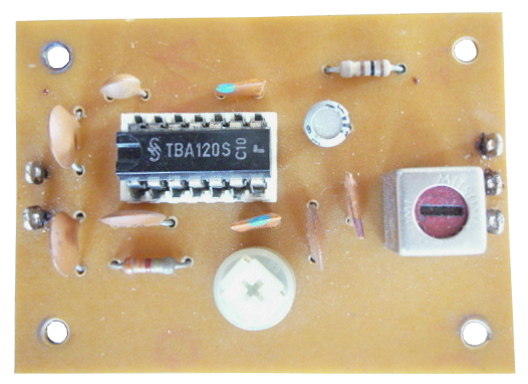 Selbstbau-Erweiterungsplatine für die Demodulation von Schmalband-FM-Signalen. Die Schaltung arbeitet mit einem integrierten Schaltkreis des Typs TBA120S.