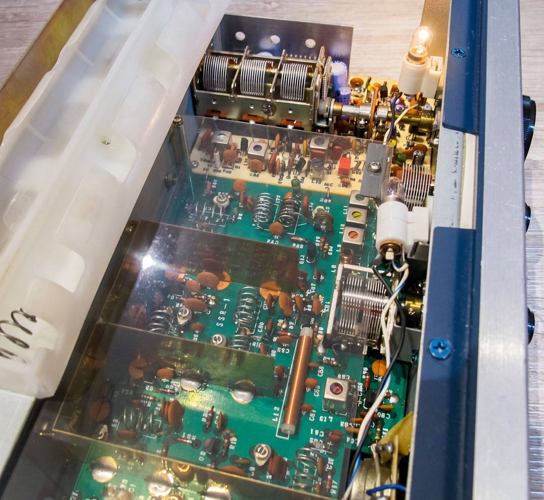 Das Innere des Empfängers SSR-1 von Drake, im Vordergrund die gekammert konstruierte Wadley-Loop-Schaltung