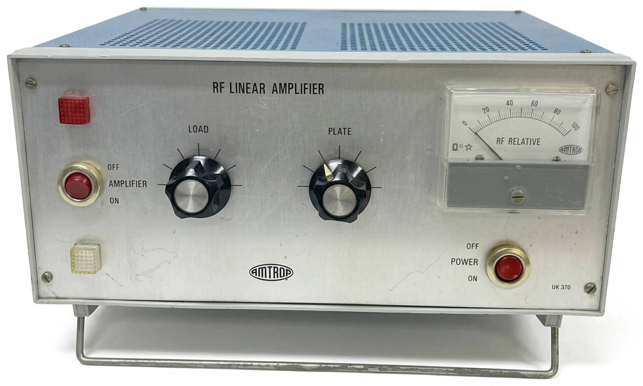 Abbildung des röhrenbestückten Sender-Leistungsverstärkers UK-370 von Amtron.