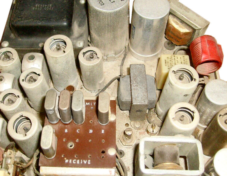 Innenansicht eines frühen CB-Funkgerätes für den 27-MHz-Bereich, das mit Röhren bestückt war