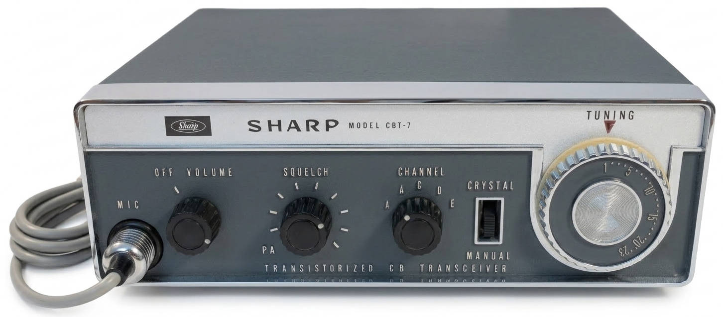 Frontansicht des in Japan hergestellten Volltransistor-CB-Funkgerätes Sharp CBT-7 mit durchstimmbarem Empfänger und quarzgesteuertem Empfänger